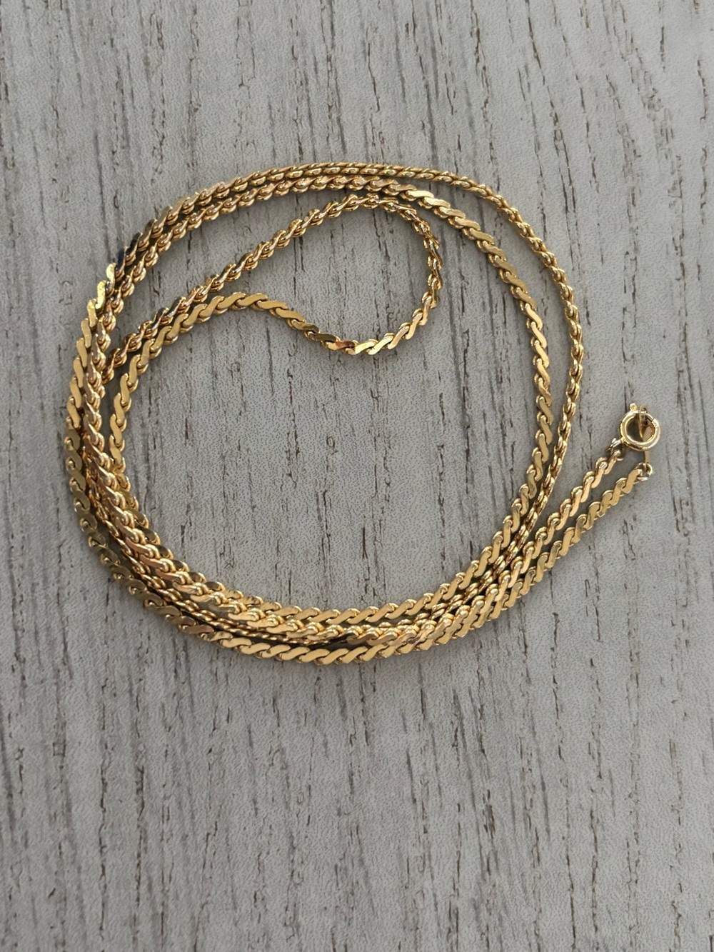 Vintage necklace in gold tone. EUC.